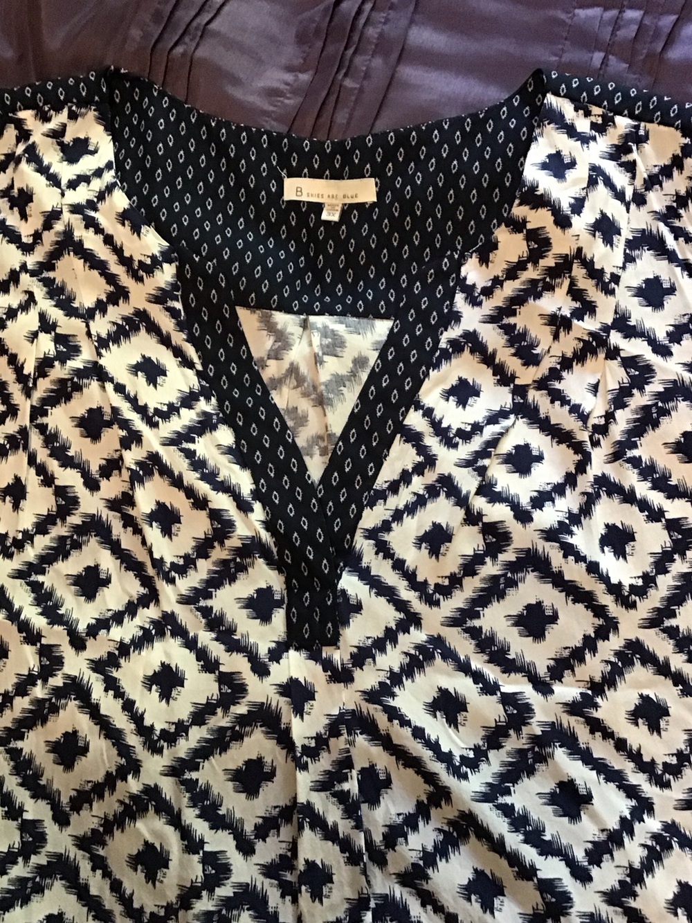 Skies Are Blue & White Geometric Split V-Neck Blouse